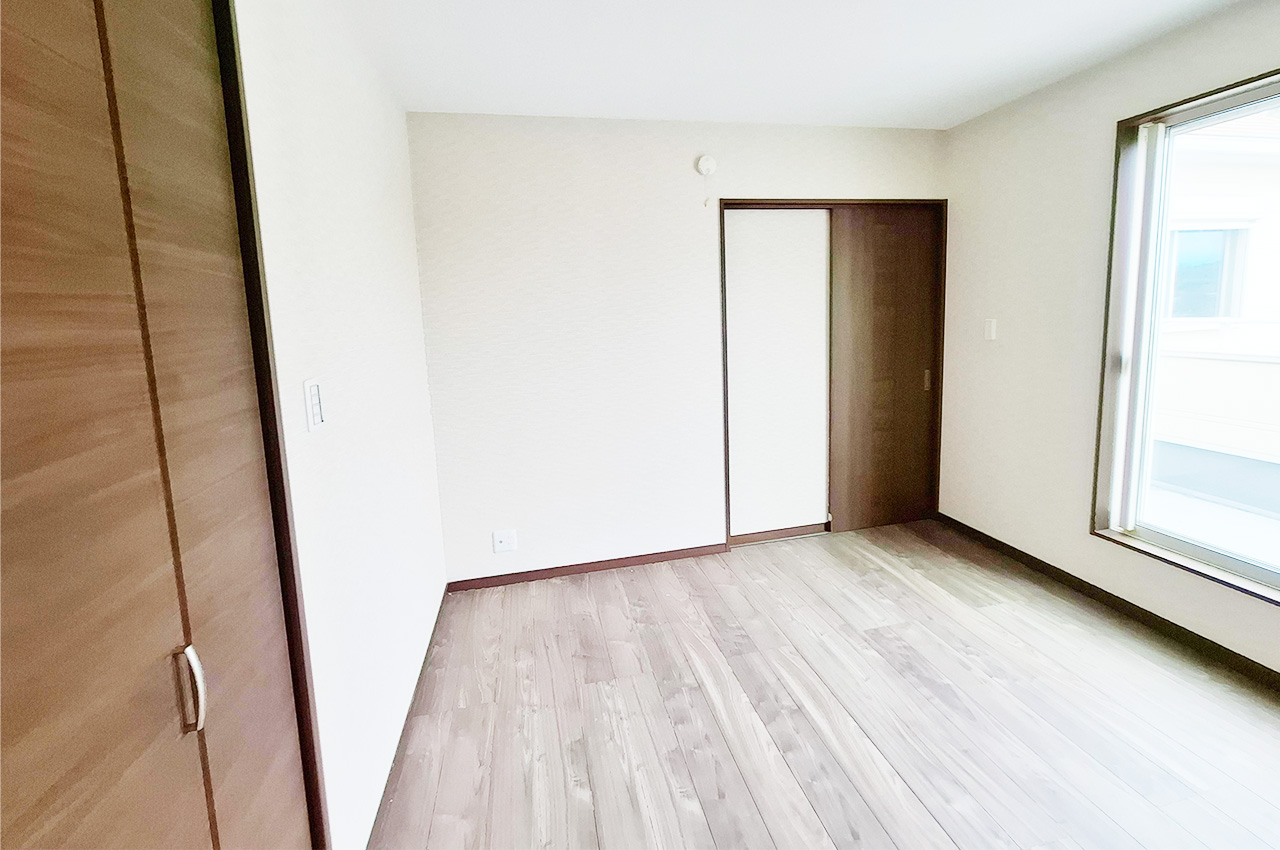 洋室2：バルコニーへの出入りが可能です。通風良好で開放感のあるお部屋。