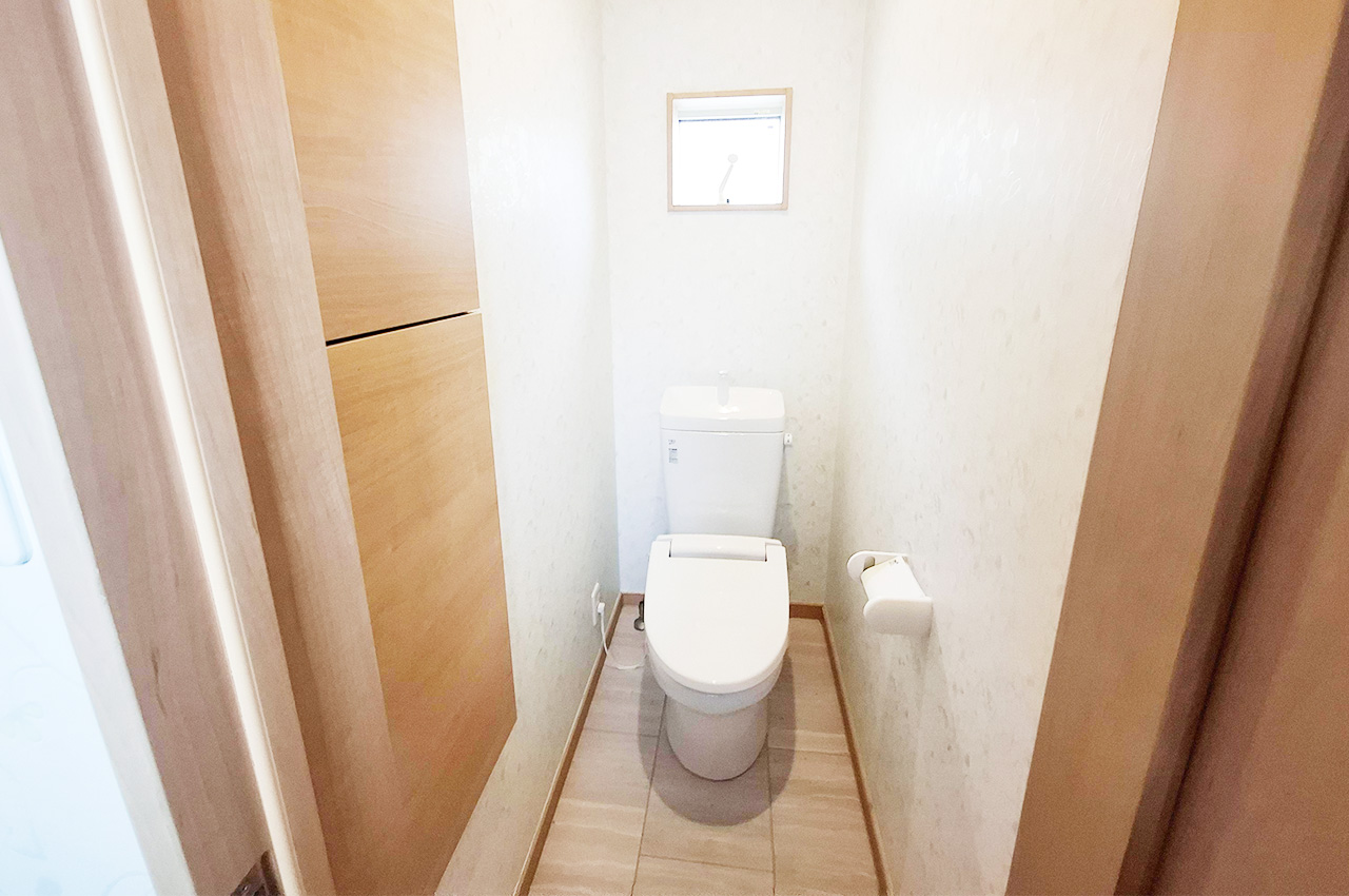 2階トイレ：換気しやすい窓付き。トイレは1・2階両方にあります。