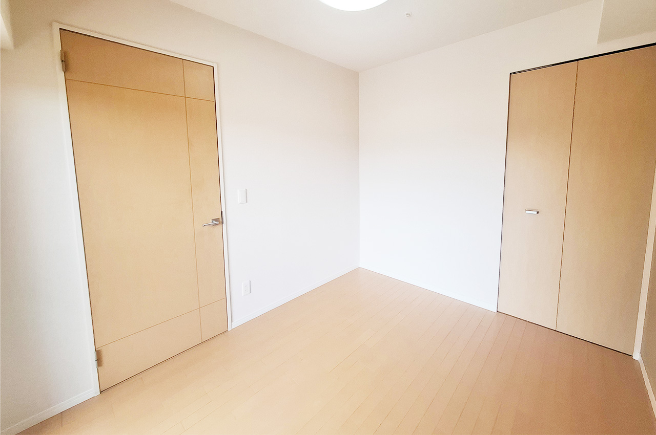 洋室3:整理整頓に便利なクローゼット付きのお部屋です。