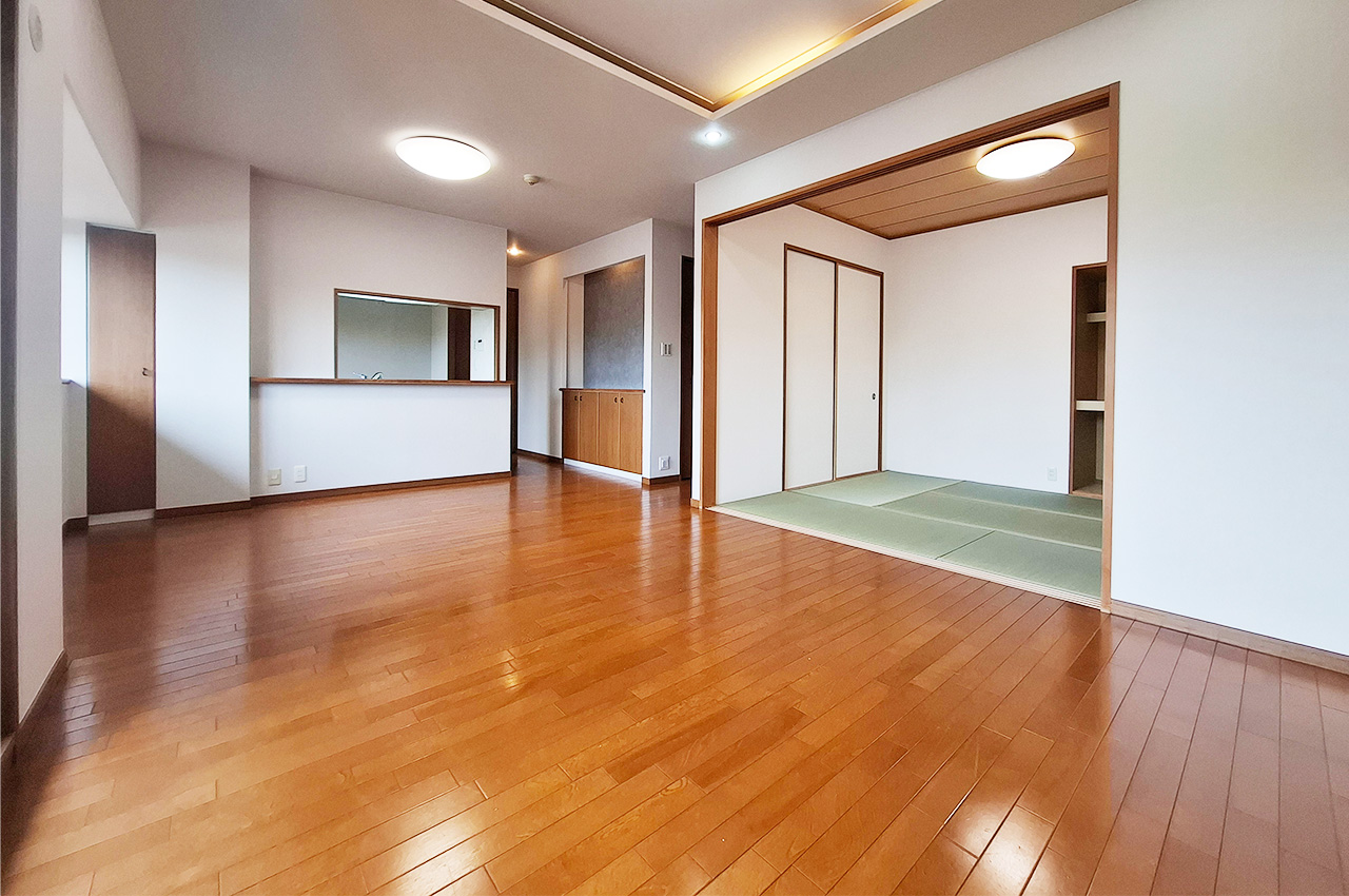 LDK:隣接する和室との一体利用も可能。用途に合わせて活用できます。