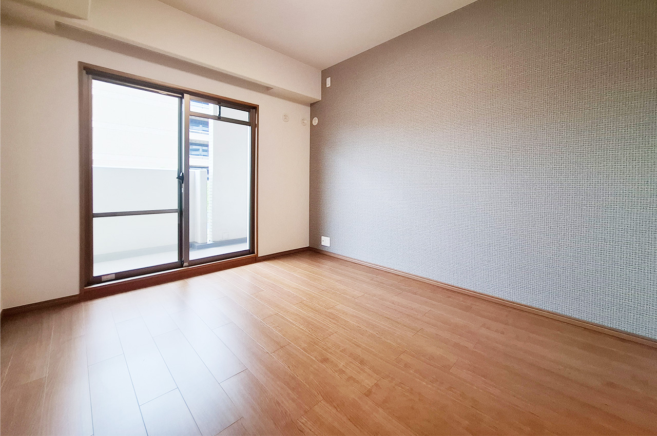洋室2:約5.5帖の洋室は個室として使いやすいお部屋です。バルコニーへ出入り可能。