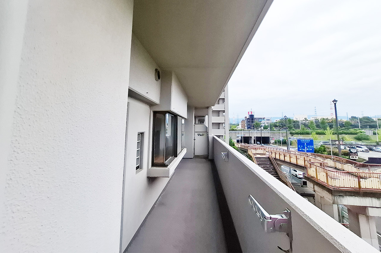 LDK側バルコニー:南西向きで日当り良好。お洗濯物も気持ちよく干せます。