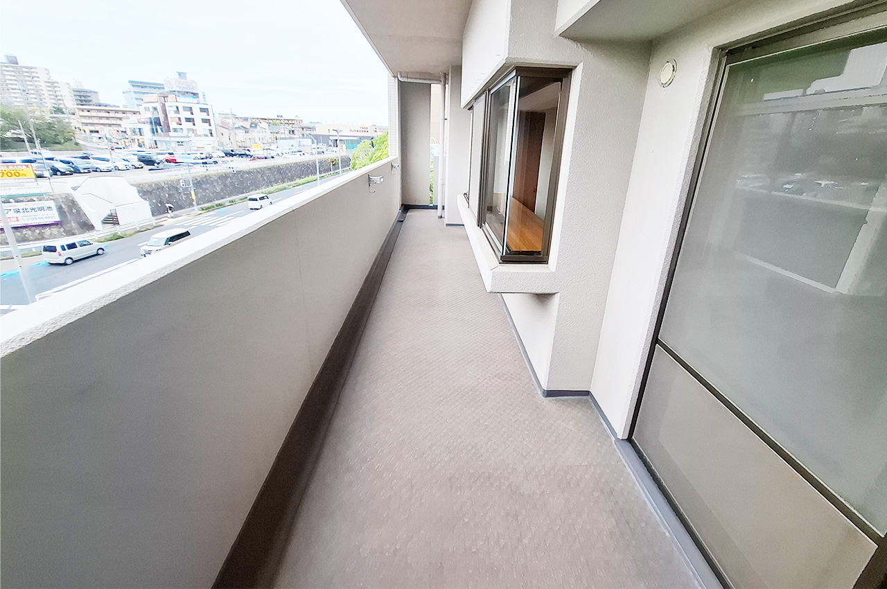 洋室1側バルコニー:北東向き。3面バルコニーで開放的な住まい。