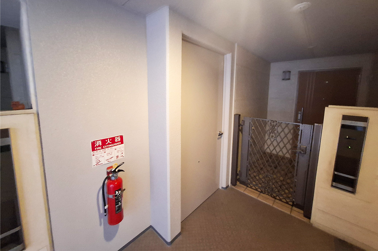 玄関ポーチ:住戸前に3.33m2の専用ポーチを備えています。
