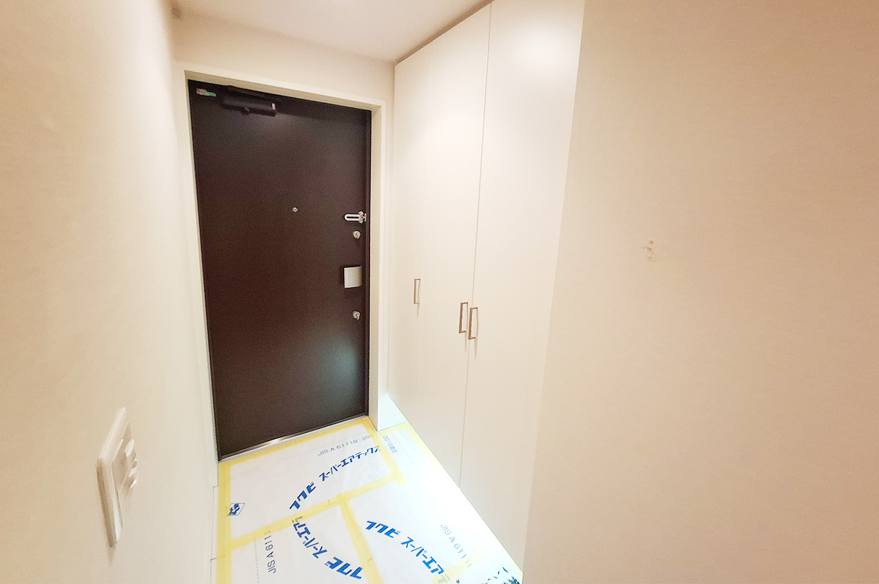玄関:靴の収納に便利な下駄箱付きの玄関。