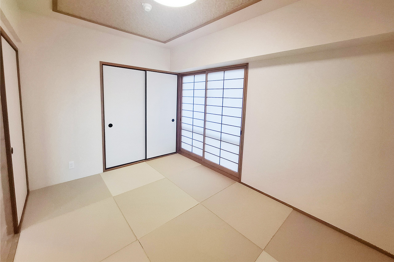 和室:バルコニーへの出入りが可能です。押入収納付きで整理整頓もラクラク。