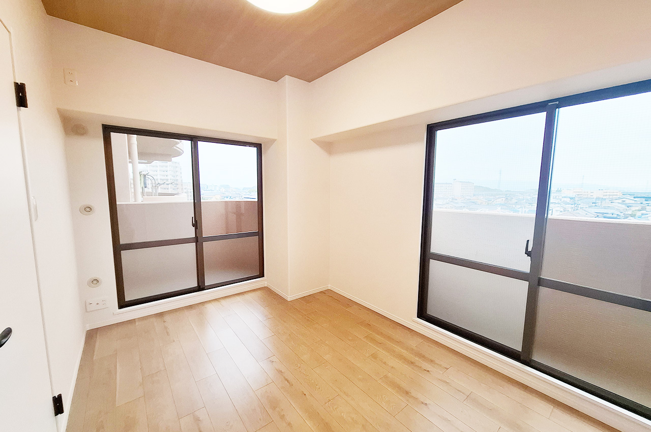 洋室1:2ヶ所のバルコニーに面した風通しの良いお部屋です。