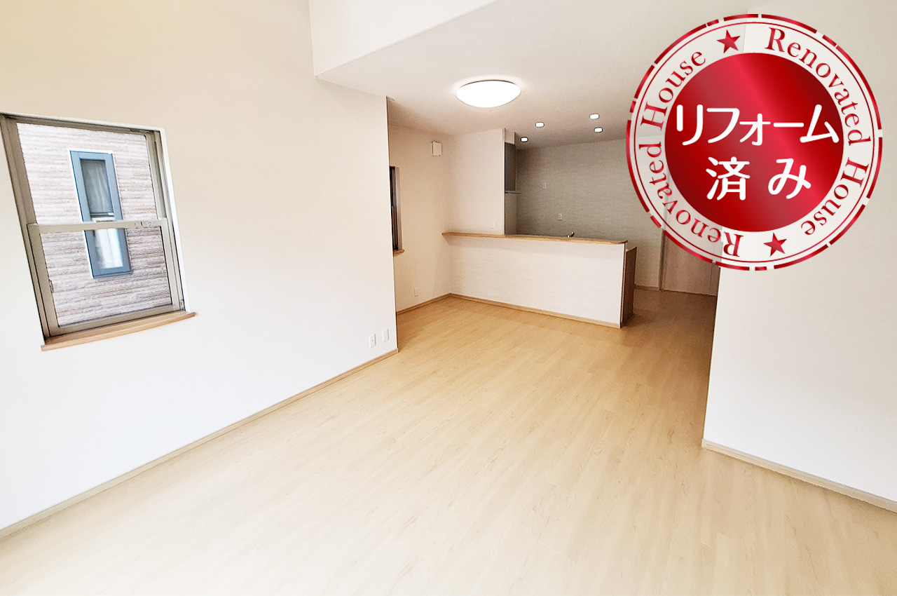 LDK：フロアタイル上貼、クロスを貼替えるなど、ピカピカにリフォーム済み。