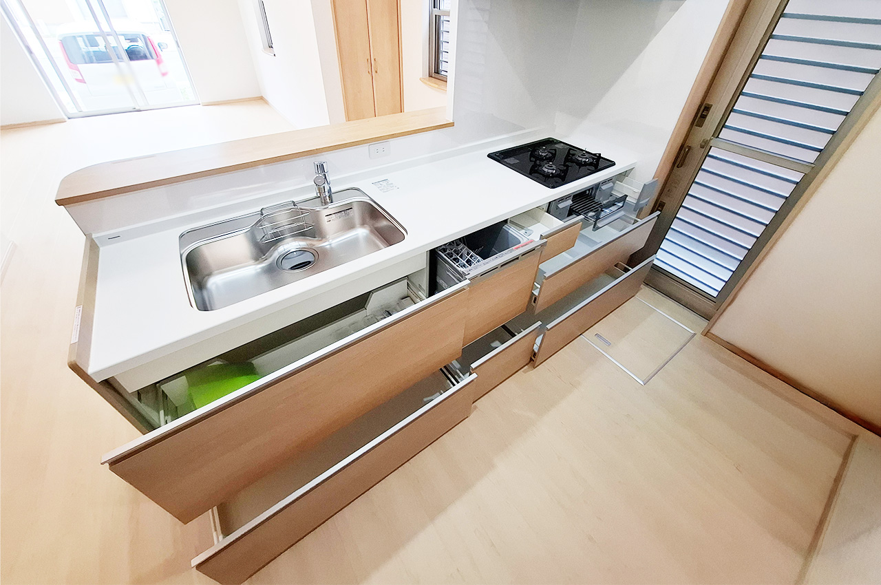 キッチン：新調したシステムキッチンは収納力あり。整理整頓しやすく作業スペースを広く保てます。