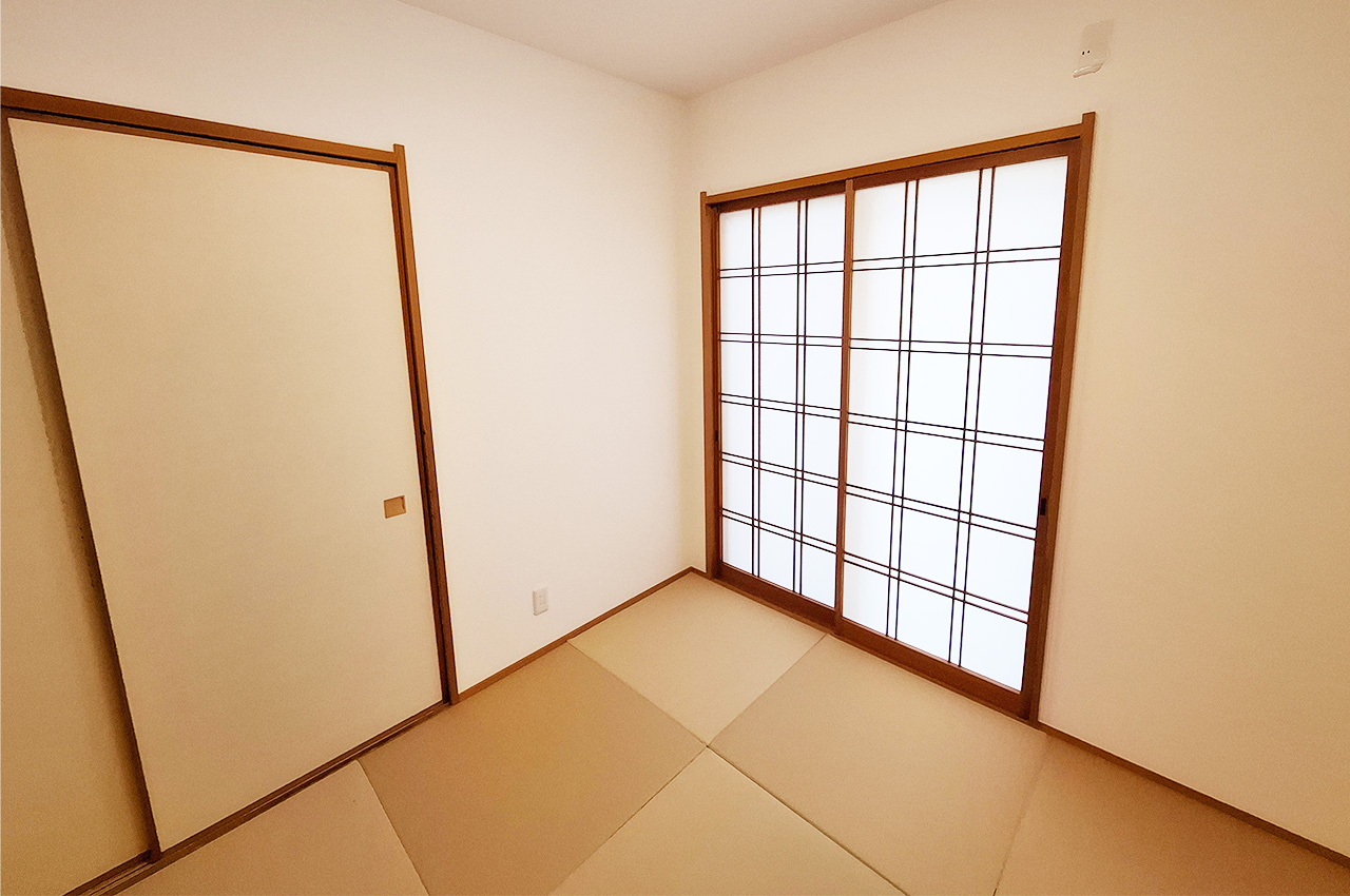 和室：半帖畳新調、クロス・襖・障子を貼替え済み。押入収納付きです。