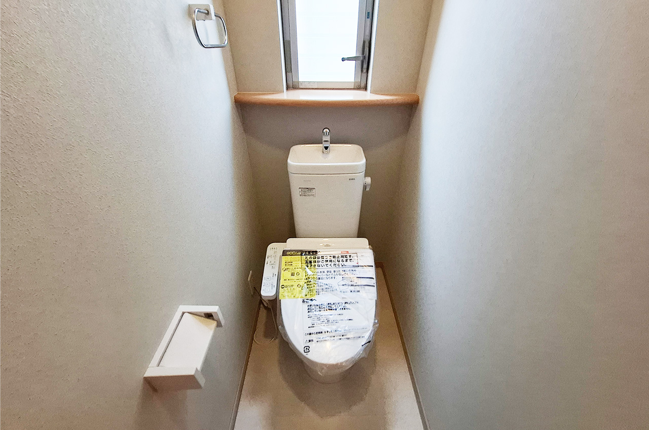 トイレ：TOTOの便器・温水洗浄便座を新調済み。クロスや床も貼替え済み。トイレは2階にもあります。