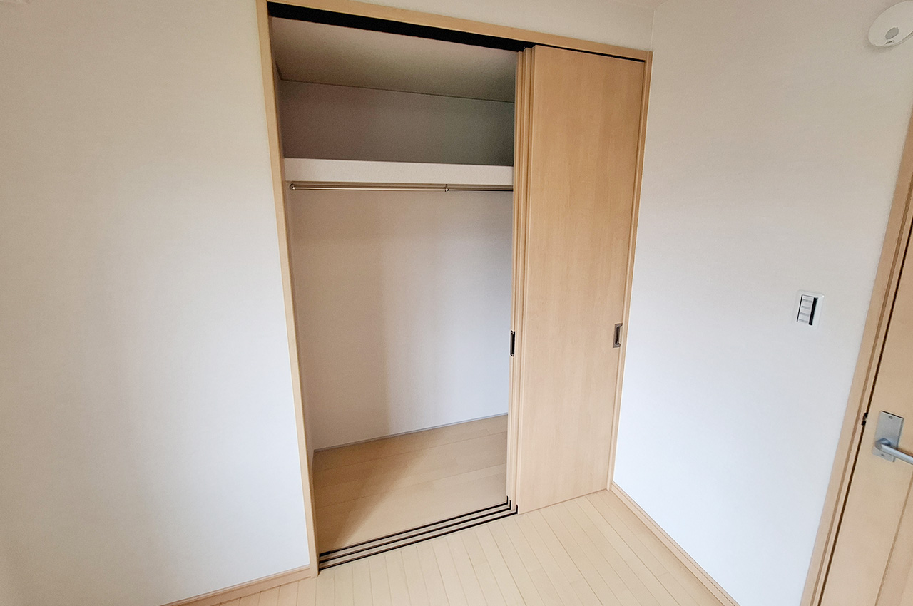 洋室1クローゼット：洋服や小物などを収納でき、お部屋の整理整頓に便利です。