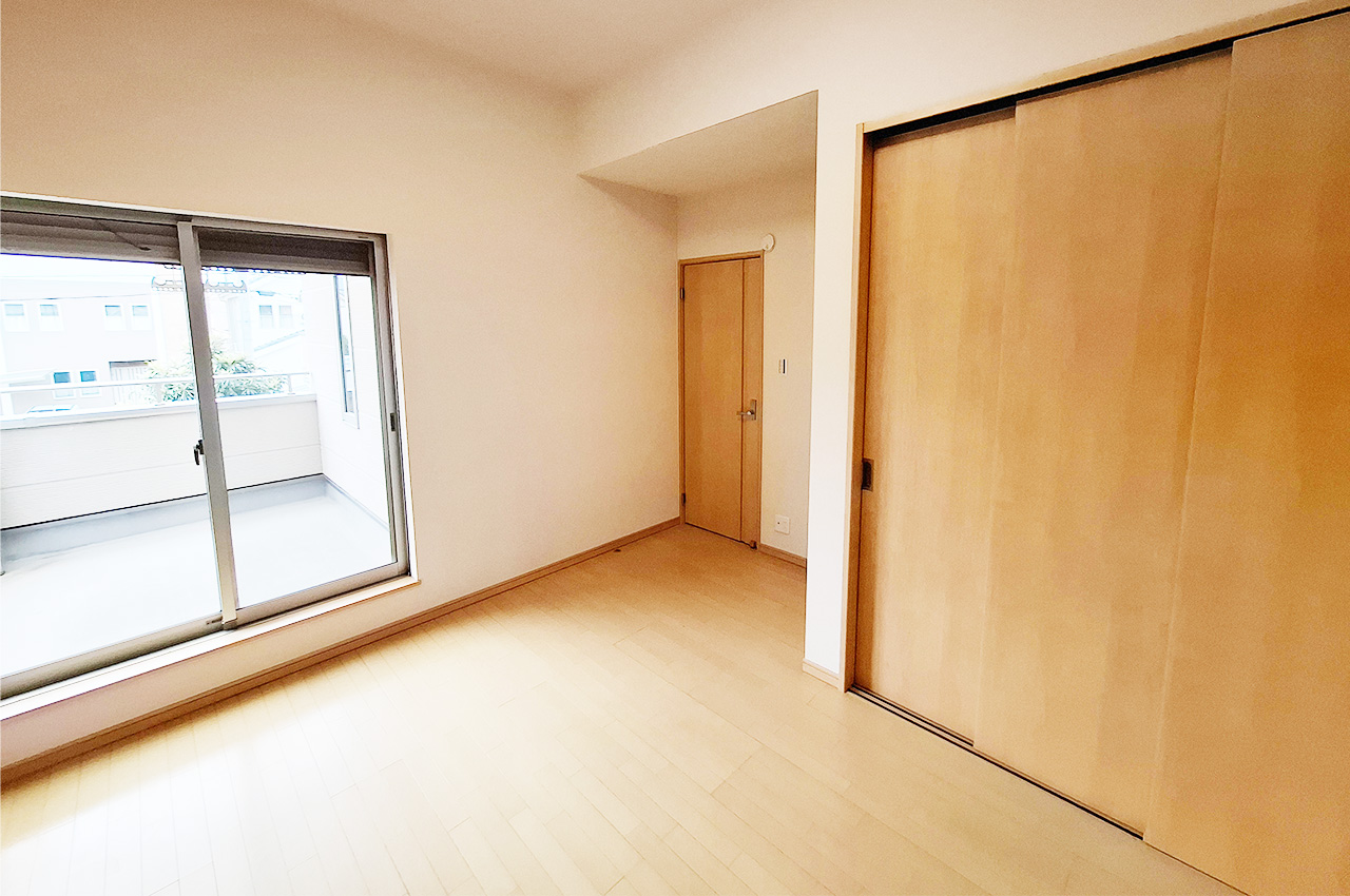 洋室2：バルコニーへの出入りが可能な約7帖の洋室。主寝室としても使いやすいお部屋です。
