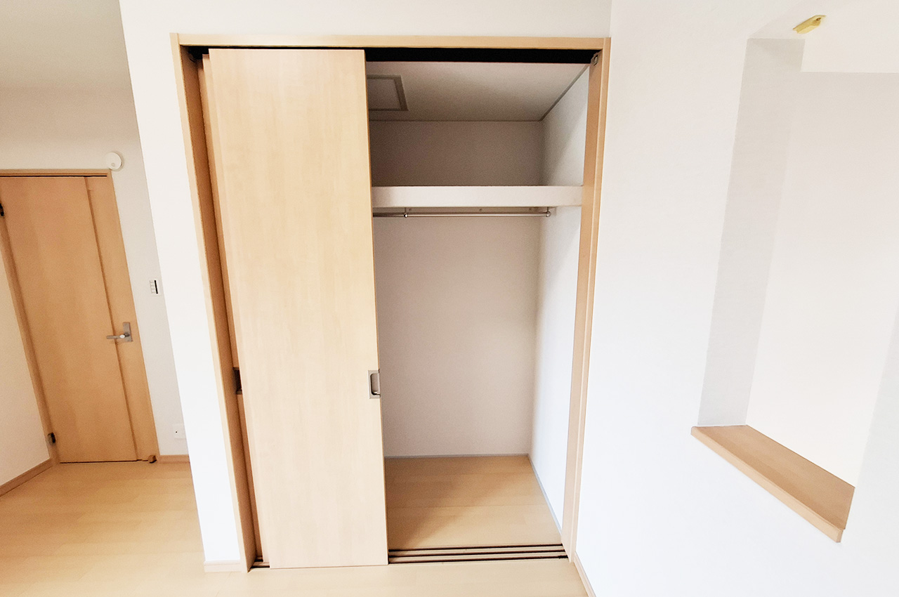 洋室2クローゼット：お部屋の整理整頓に役立つクローゼット付き。