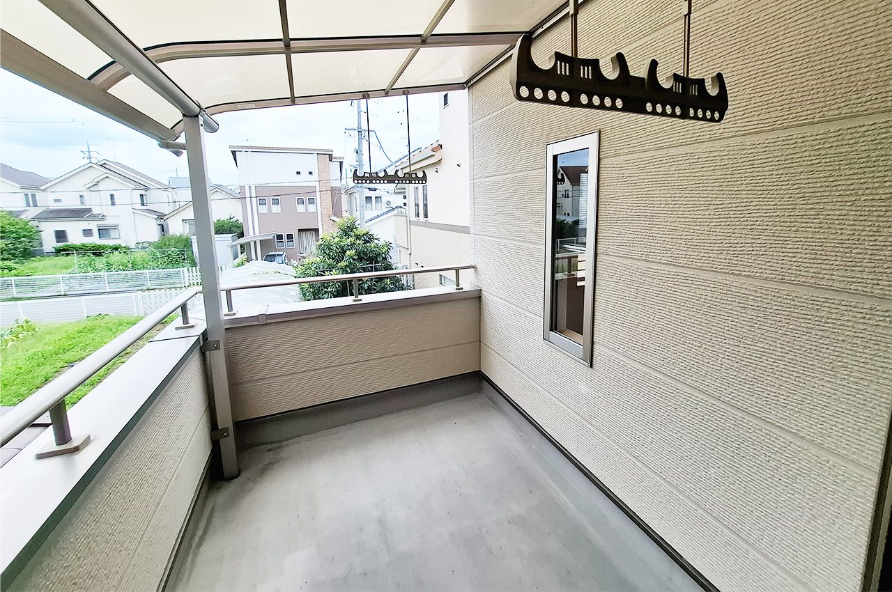 バルコニー：日当りの良い南西向きバルコニー。テラス屋根付きで雨の日のお洗濯物も安心。