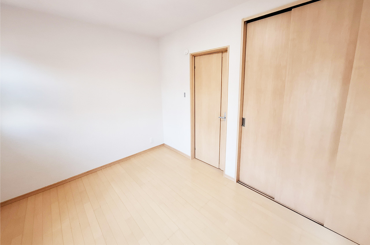 洋室3：約6帖の洋室はクローゼット付きで整理整頓しやすいお部屋です。