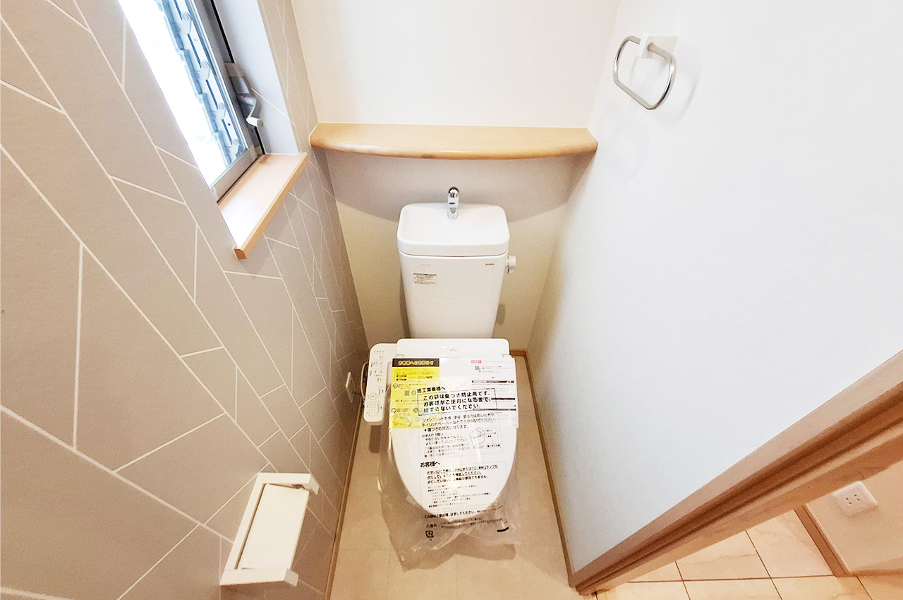 2階トイレ：TOTOの便器・温水洗浄便座を新調済み。クロスや床も貼替え清潔感溢れる空間に。
