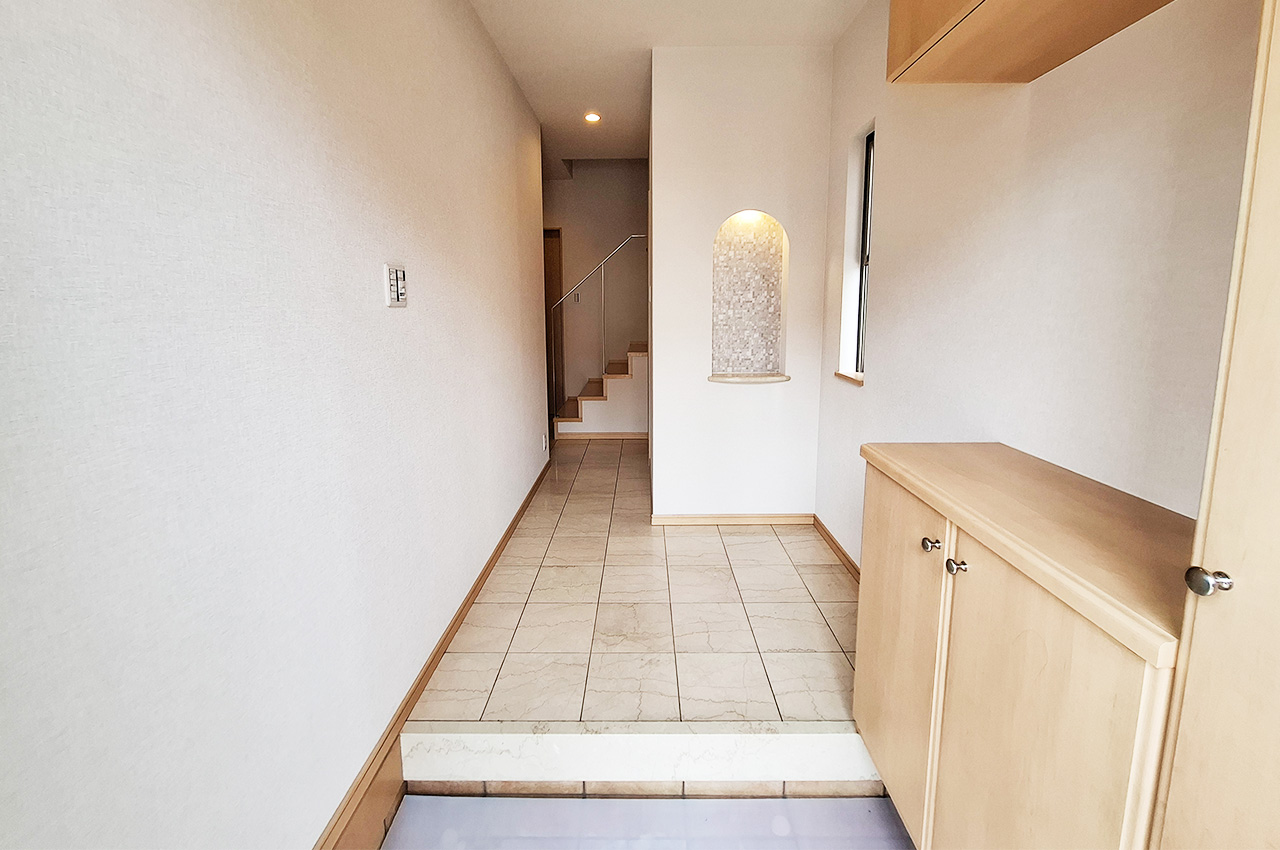 玄関：クロスを貼替えるなどリフォーム済み。住まいの顔もきれいに整えました。