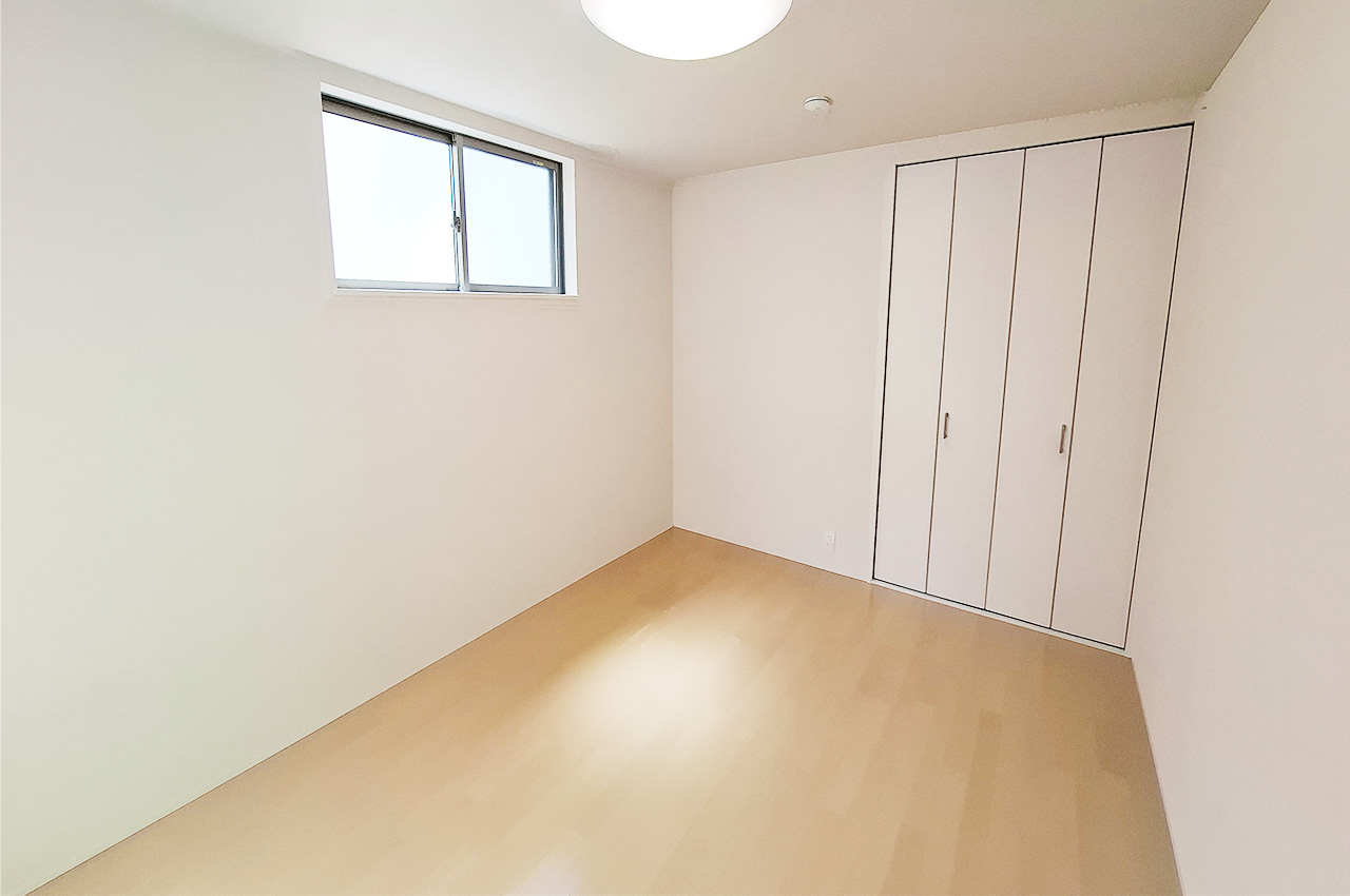 洋室3：クロスを貼替えるなどリフォーム済み。クローゼット付きの約6帖のお部屋です。