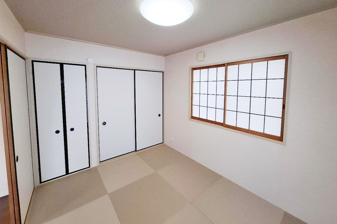 和室：明るいカラーのフチなしの半畳タタミで和モダン明るいお部屋になりました。