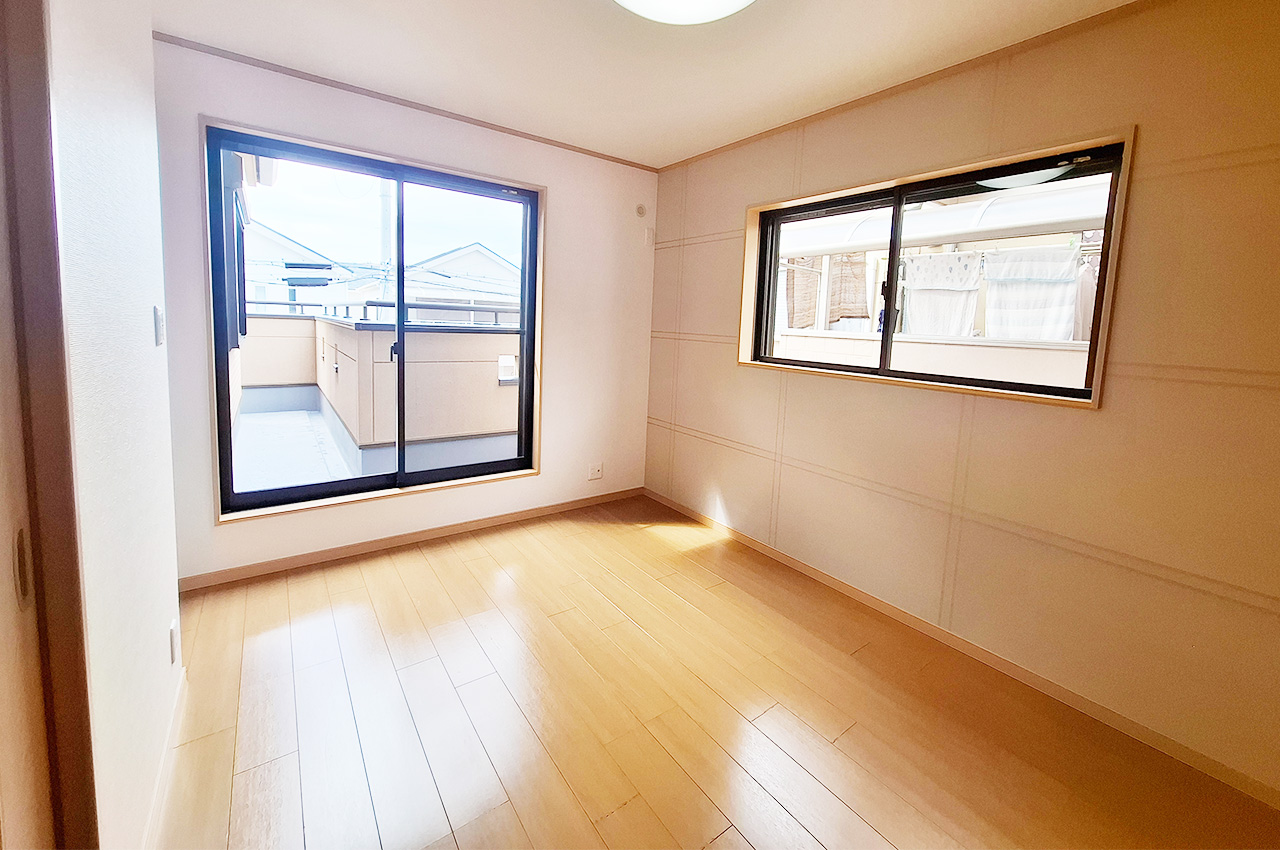 洋室1：南西向きバルコニーに面した明るいお部屋です。