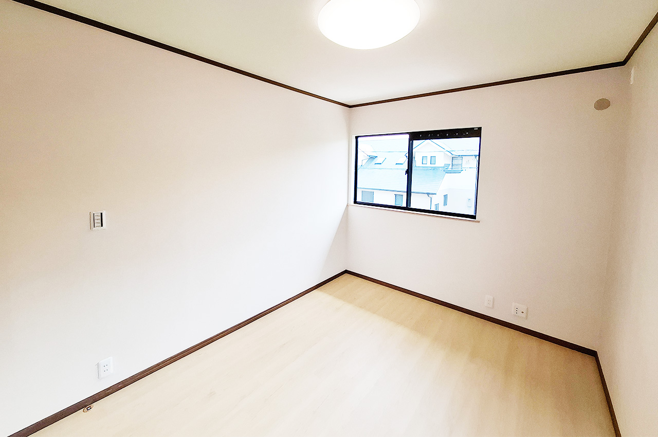 洋室1:約6帖の広さがあり、様々な用途で使いやすいお部屋です。クローゼットもあり。