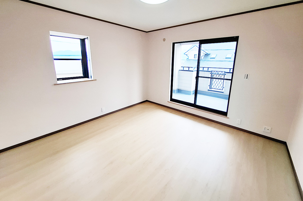 洋室3:バルコニーへの出入りが可能な約10帖のゆったりとしたお部屋です。