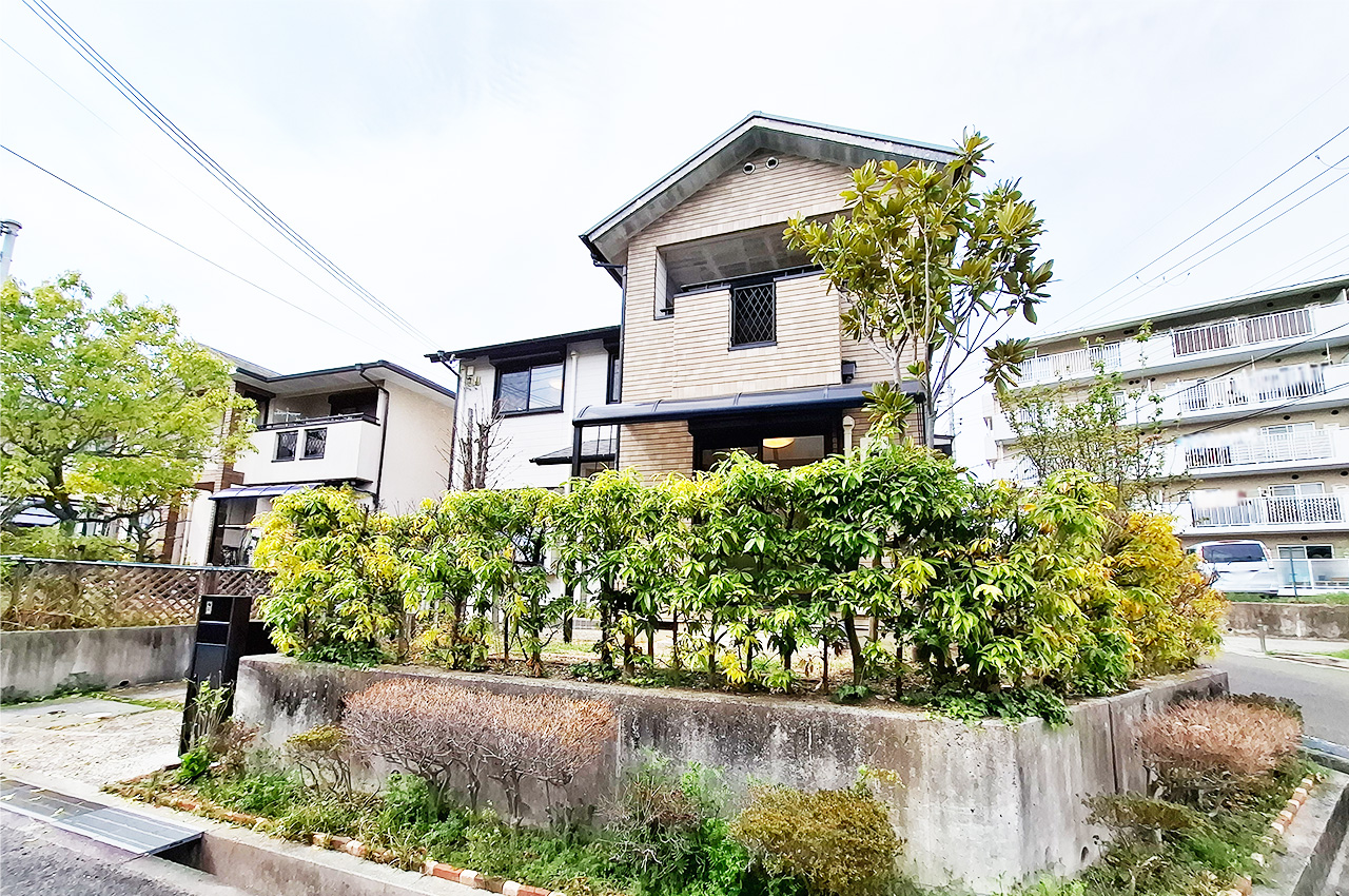 外観:植栽のある落ち着いた外まわりです。