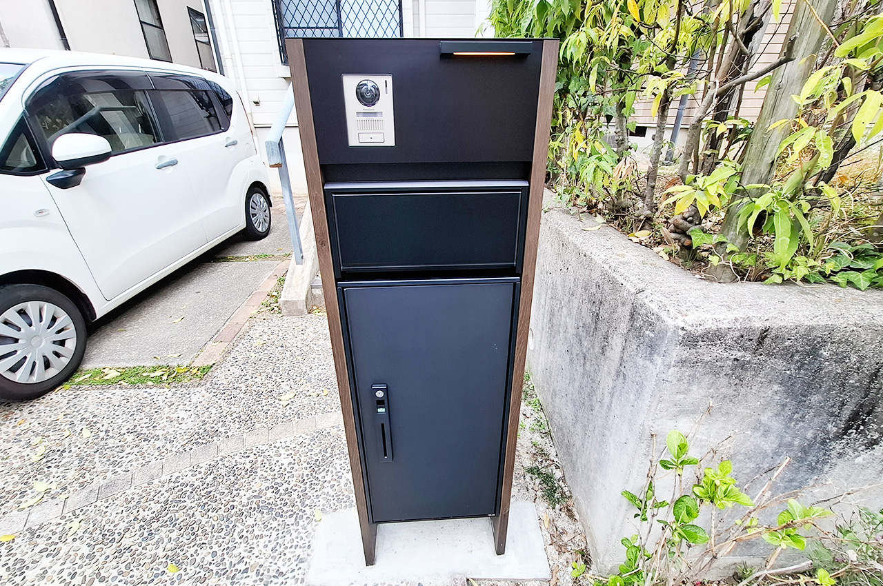 機能門柱:新調済み。宅配ボックス付きで不在時でも荷物が受け取れます。