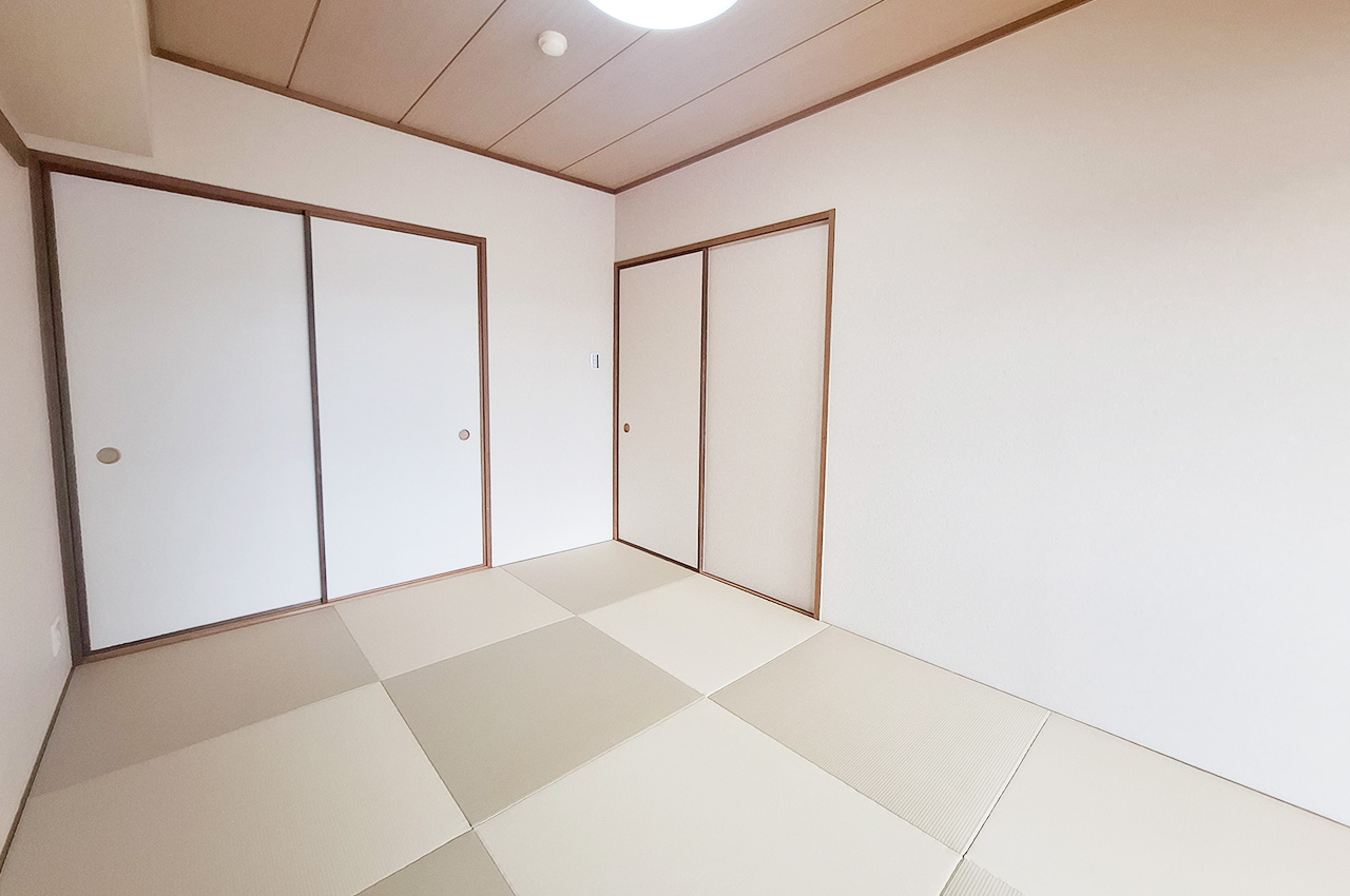 和室：半帖畳新調、クロスと襖を貼替え済み。