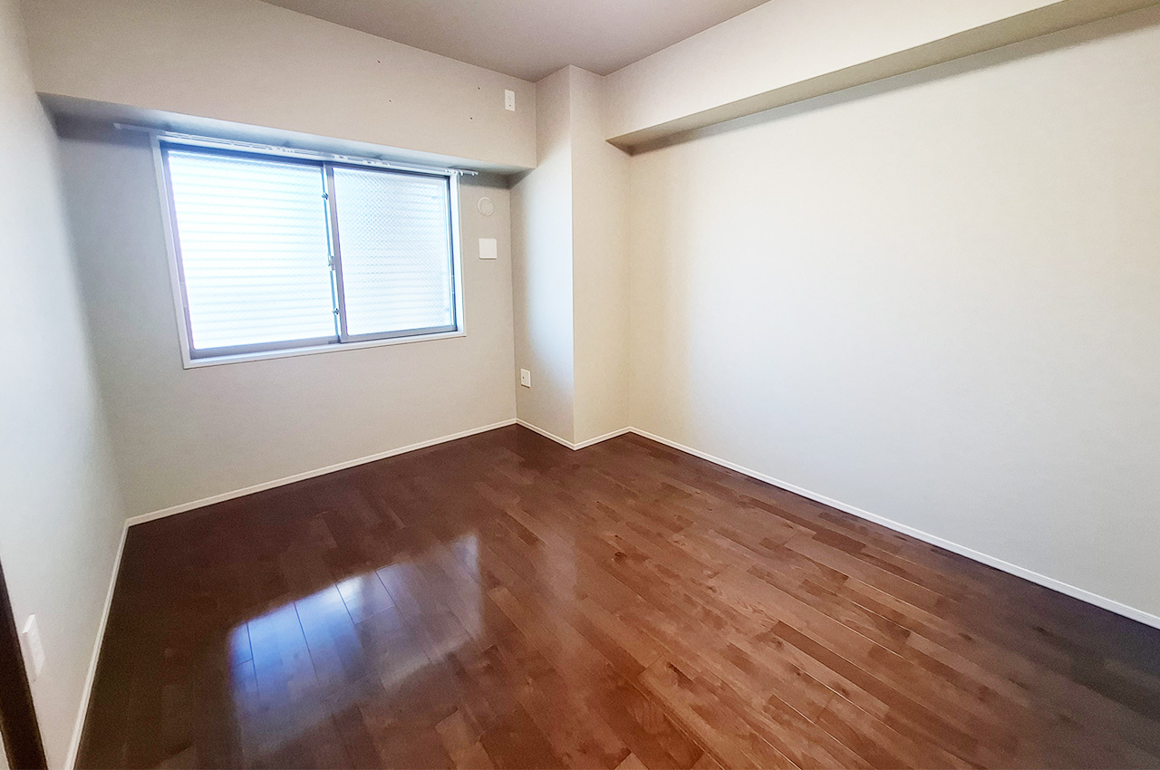 洋室1:約7帖のゆったりとしたお部屋は寝室や趣味部屋など多用途に活用できます。