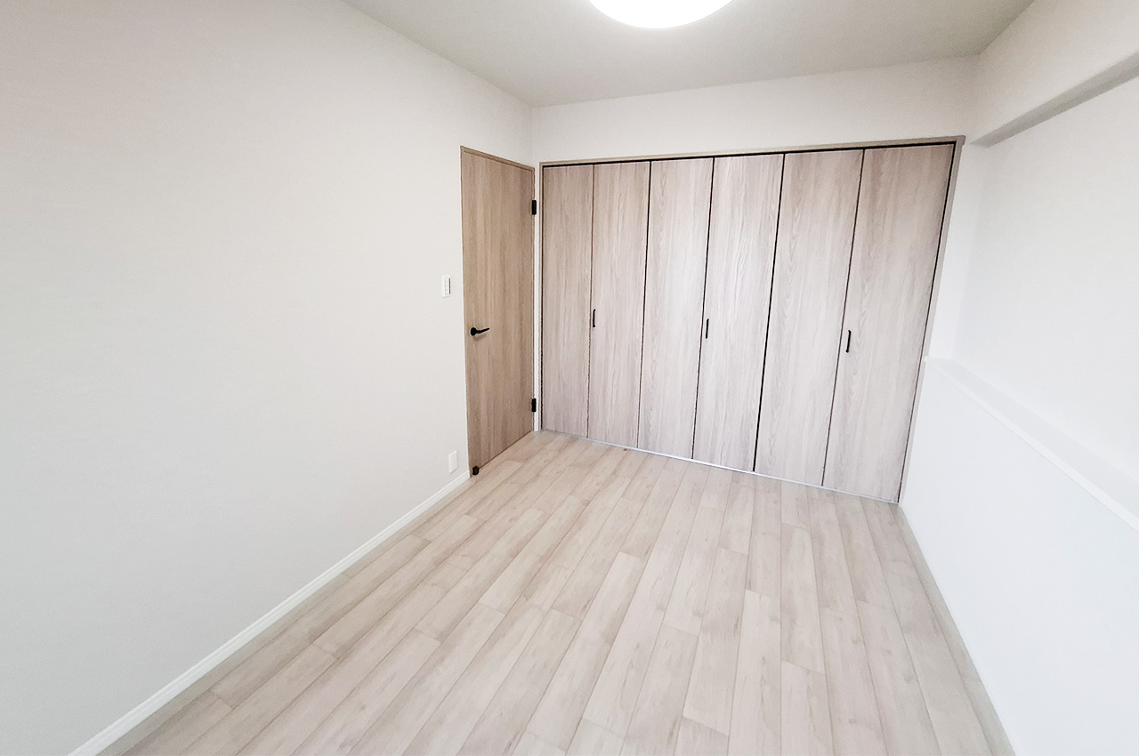 洋室1:クロスやフローリングを貼替えるなどリフォーム済み。きれいなお部屋で気持ちよく過ごせます。