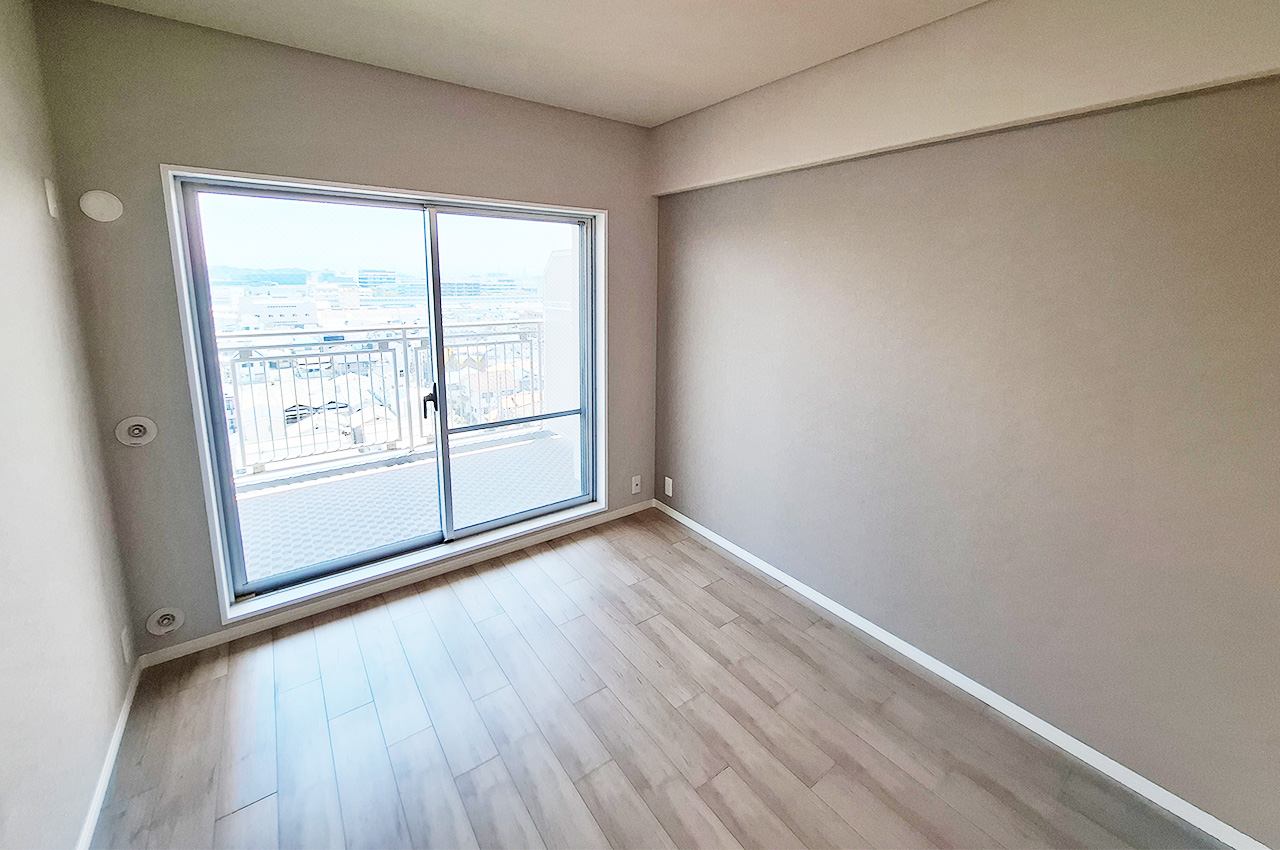 洋室3:南東向きバルコニーへの出入りが可能な明るいお部屋です。