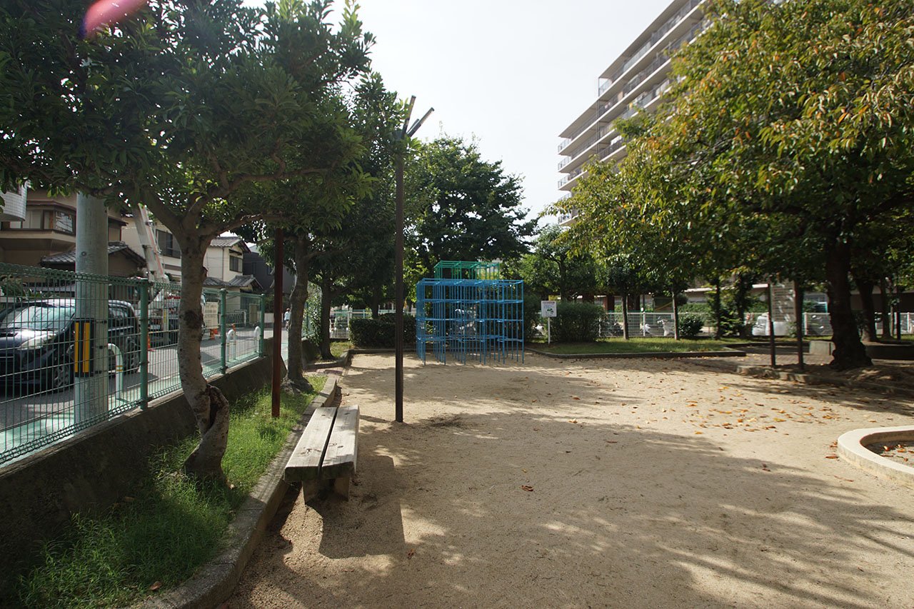 隣接公園
