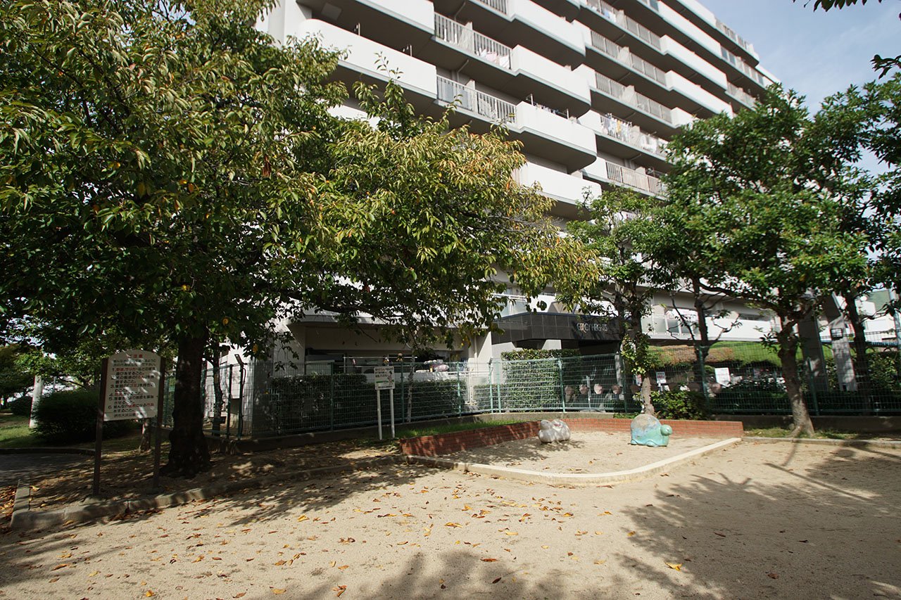 隣接公園