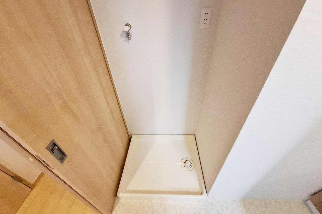 洗面室：洗濯機置場は洗面室内に配置。家事動線がスムーズで効率よく作業できます。