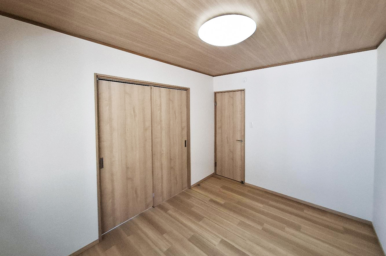 洋室①はクロスやフロアタイルを新調し、まっさらのお部屋になりました。