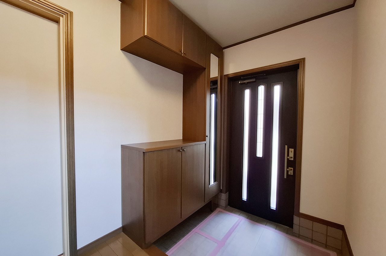 玄関:クロス貼替や照明器具新調などリフォーム済み。明るい玄関でお客様を迎えられます。