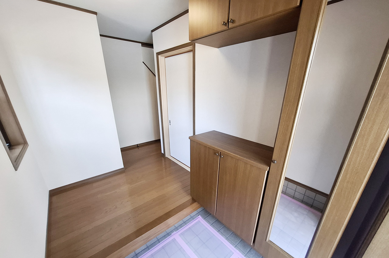 玄関:収納付きで、玄関まわりをすっきり保てます。