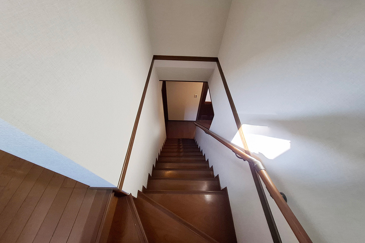 階段:クロス貼替や照明器具新調などリフォーム済み。明るくきれいな空間になりました。