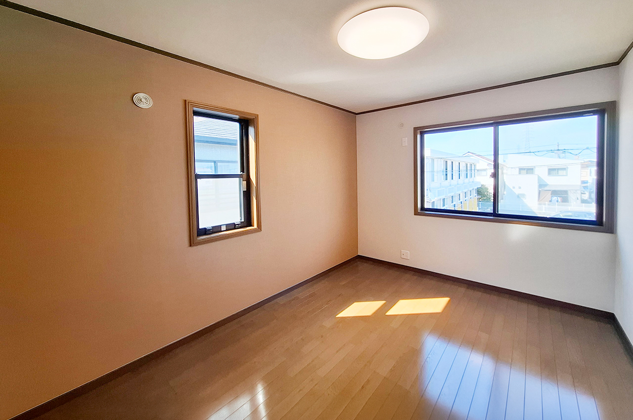 洋室2:クロス貼替や一部アクセントクロス施工などリフォーム済み。きれいなお部屋で快適に過ごせます。