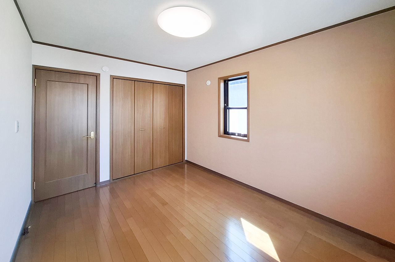 洋室2:約6帖の洋室。子供部屋や趣味部屋など多用途に使えます。