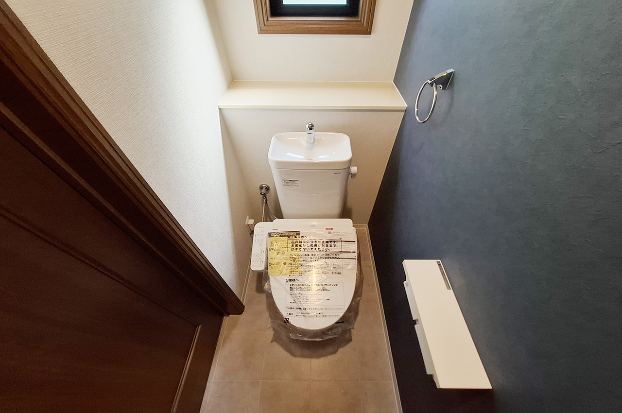 2Fトイレ:TOTO製便器・温水洗浄便座を新調済み。2階にもトイレがあり、忙しい朝も便利です。