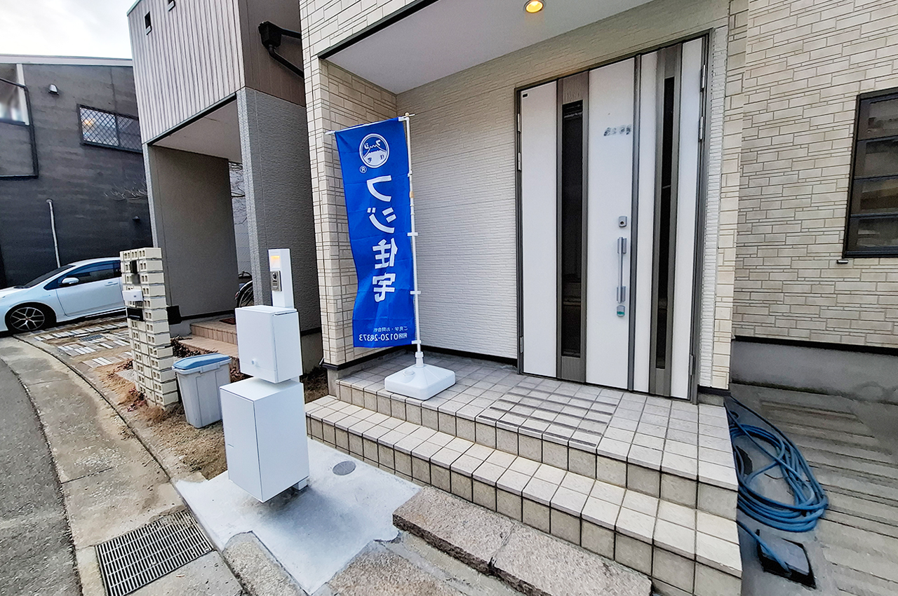 玄関ポーチ:宅配ボックス付きの機能門柱を新調済み。