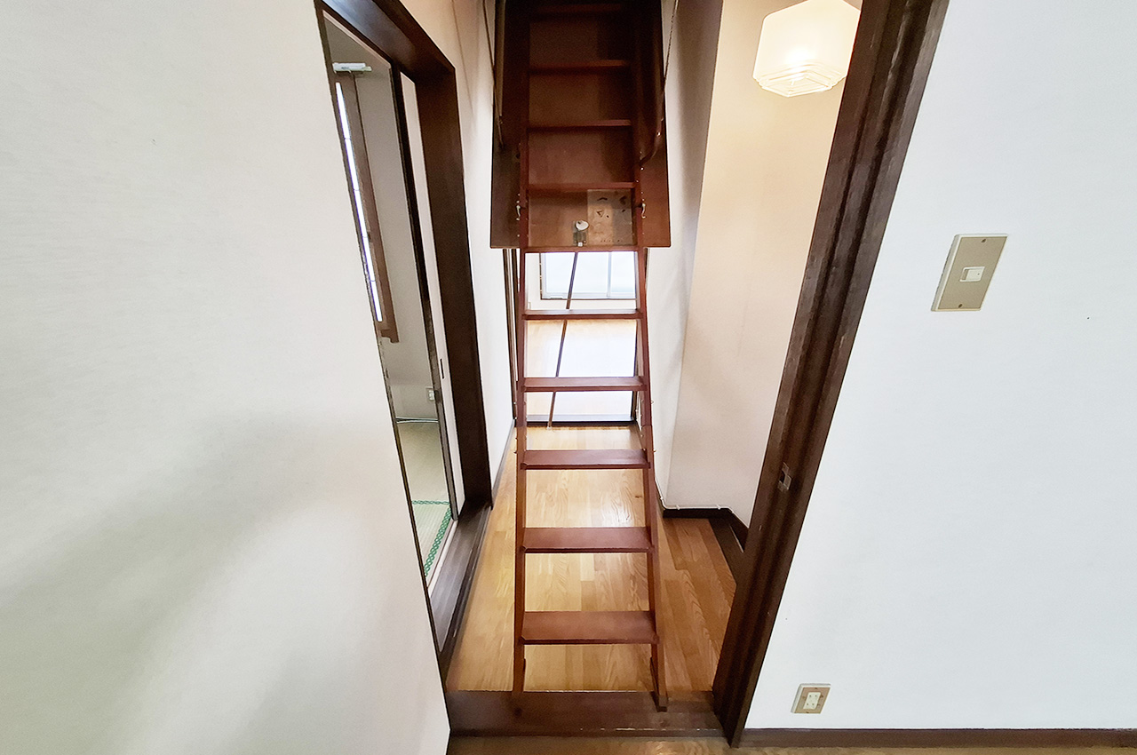 屋根裏収納