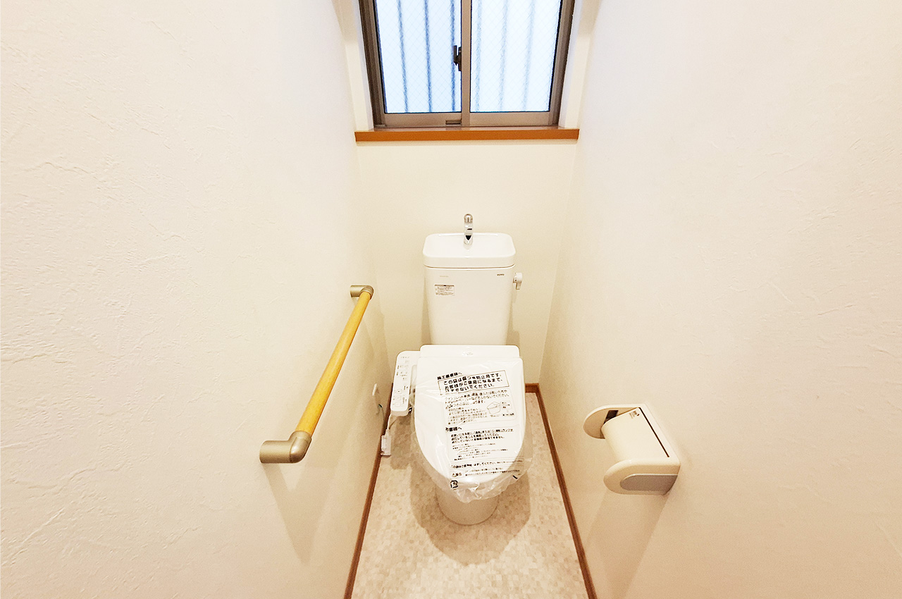 1階トイレ：便器・温水洗浄便座を新調済み。1・2階両方にトイレがあり朝の混雑時もスムーズに。
