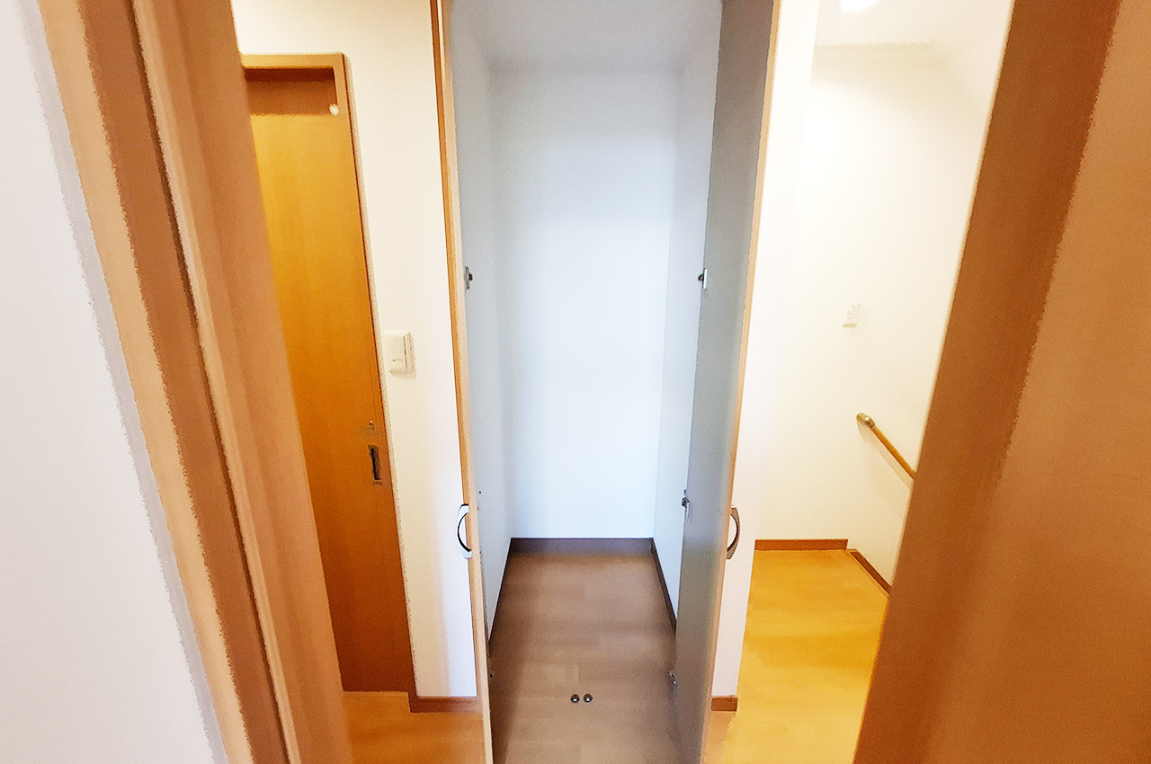 2階廊下物入：廊下をすっきりと片付けられます。