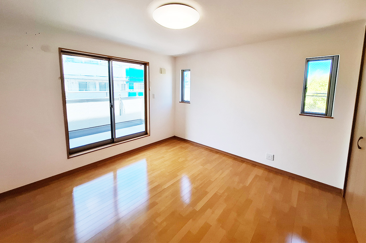 洋室1：バルコニーに面したお部屋です。掃き出し窓があり通風良好。
