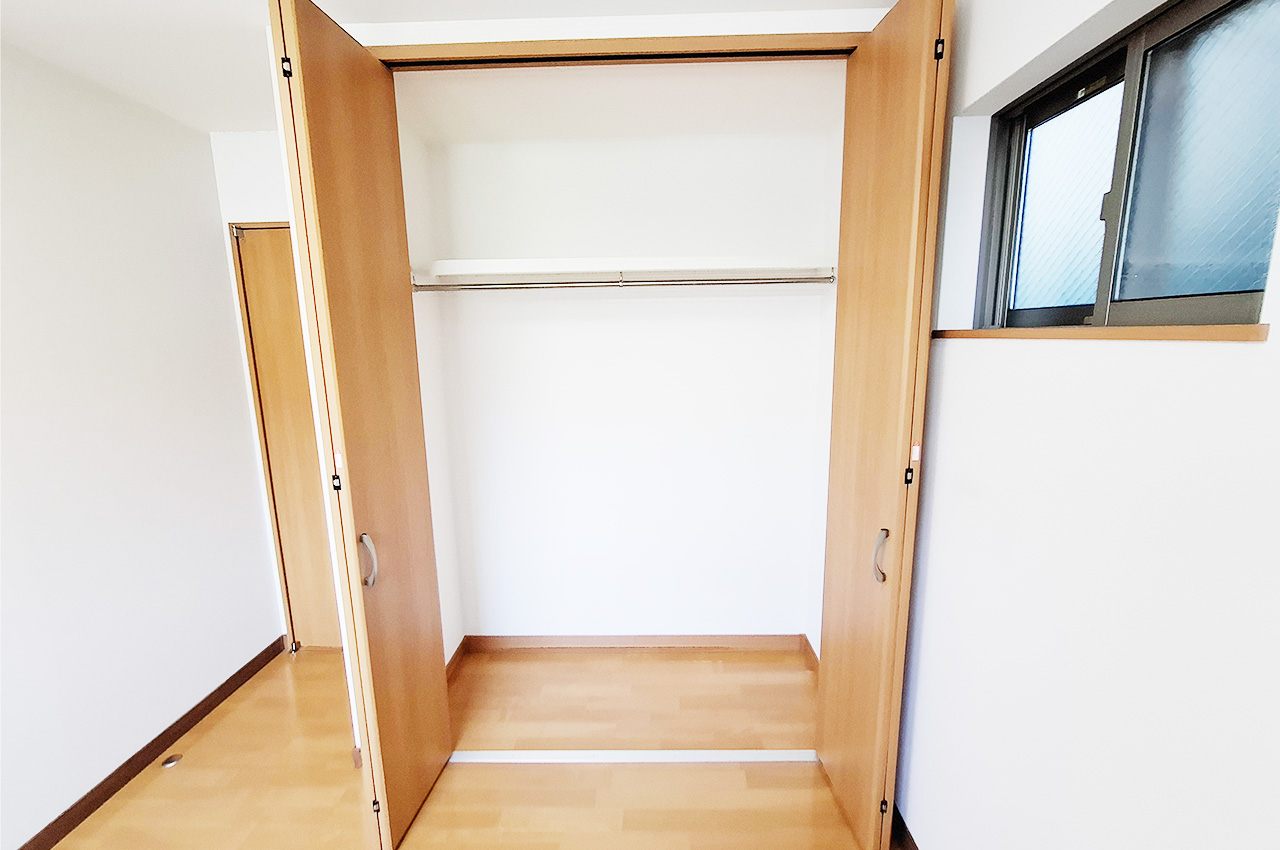 洋室3クローゼット：衣類やバッグなどをきれいにすっきりと片付けられます。