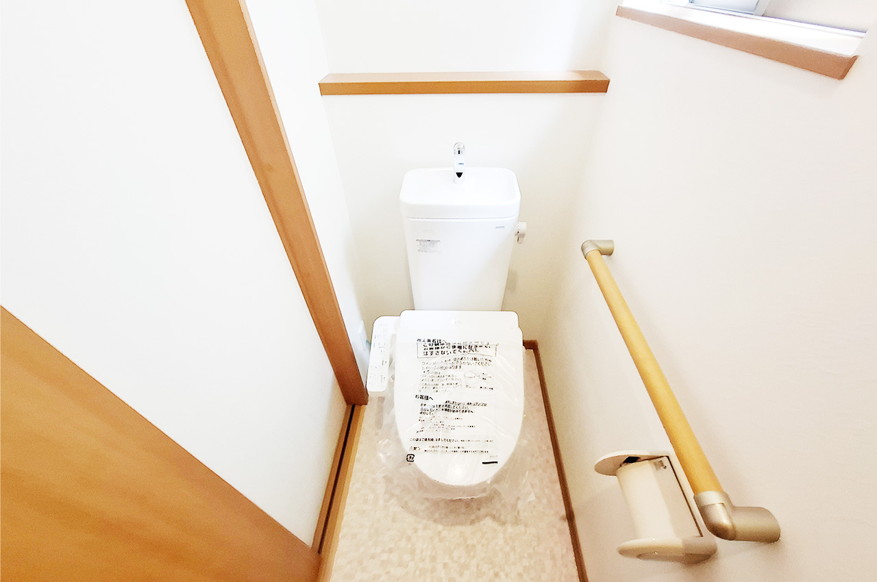 2階トイレ：便器・温水洗浄便座を新調済み。毎日使う場所をきれいにリフォームしました。
